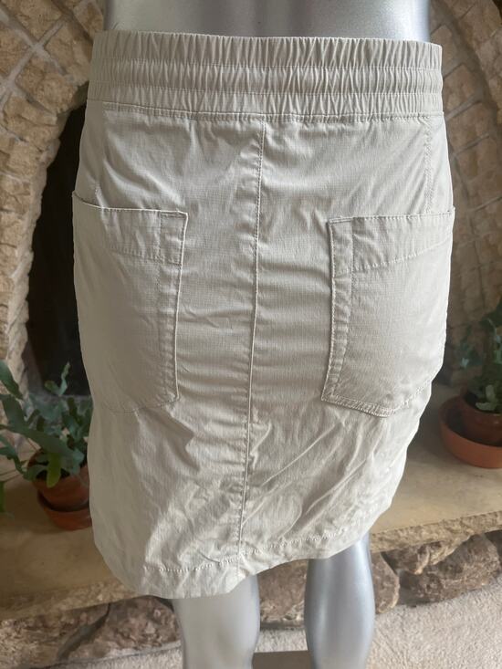 AKG Pants - AKG Alaskan Hardgear Cream Skirt Skort with Zipped Pocket Women's Size 12